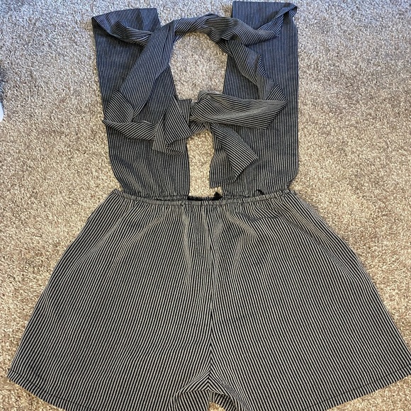 Plugging next Crisscross Backless Striped Romper - Picture 6 of 6